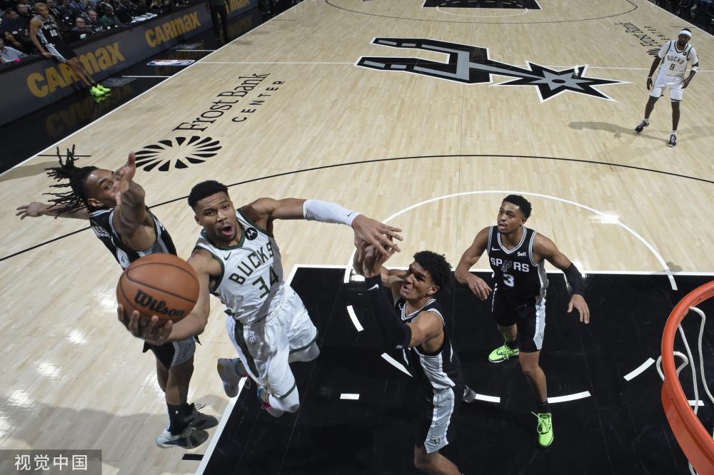 其背后有一 其背后有一